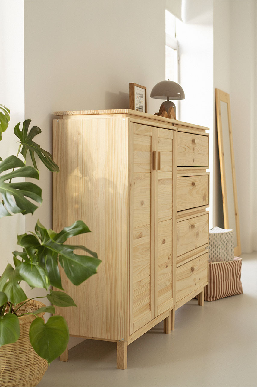 Imagen de ambiente 2 para:Armario aparador con cajones y baldas de madera natural